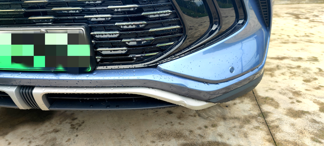 新车23款宋prodmi在一个漆黑不见五指的夜晚，以3km每小时的速度，轻