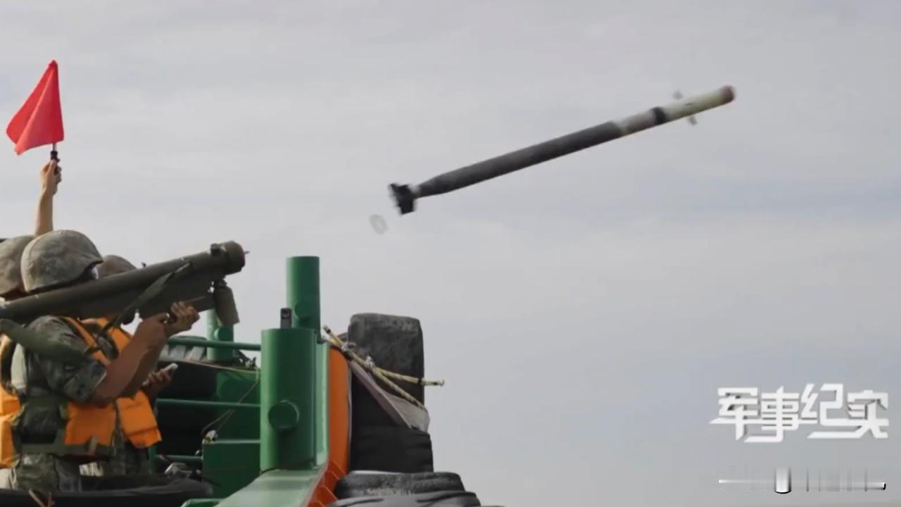真是第一次见！陆军肩扛导弹上船，冷发射奔向目标，网友：涨知识了！还真是涨见