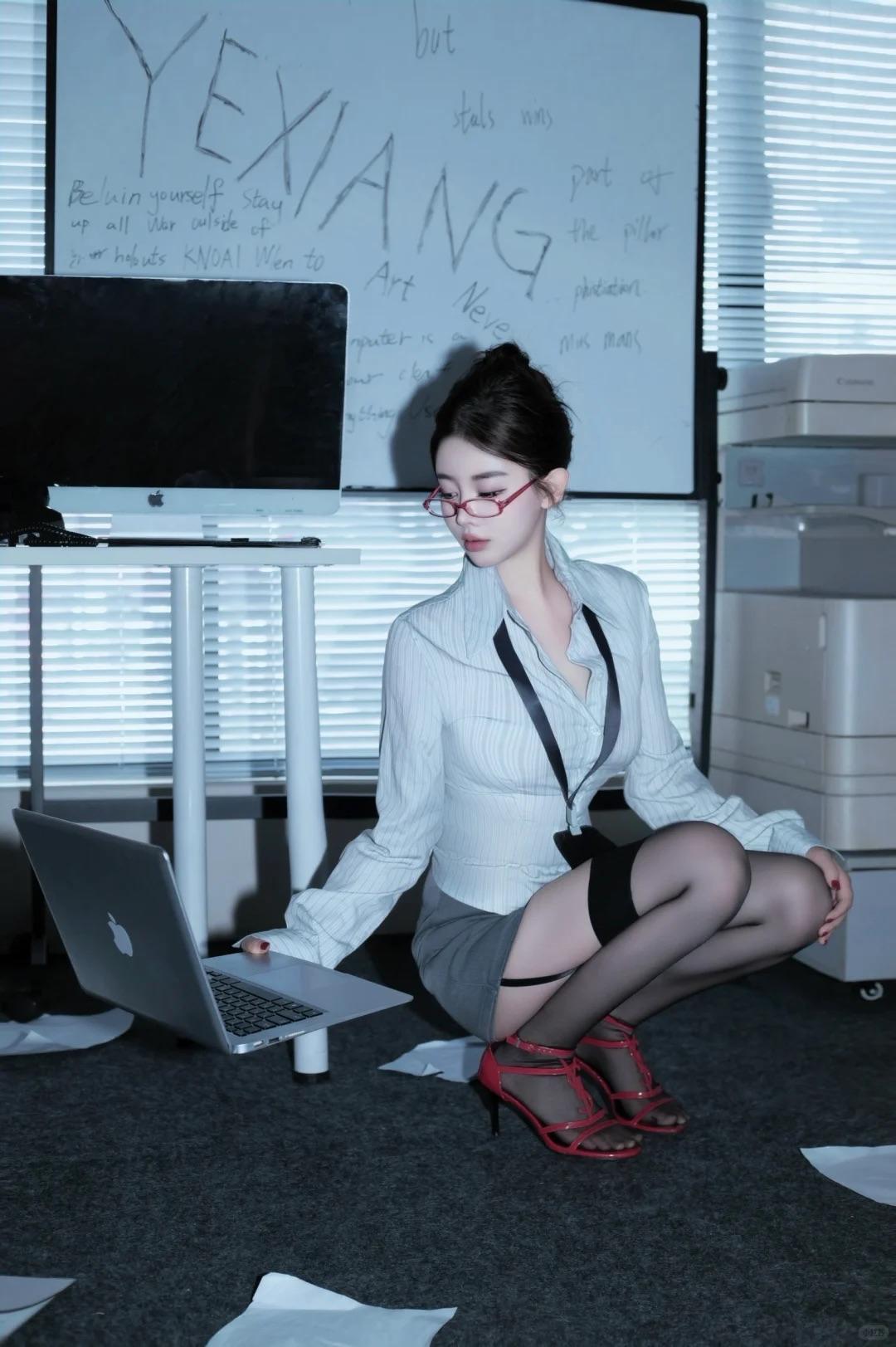 职场禁忌风写真|条纹衬衫+红高跟黑丝,复古电话旁的妹妹性感又带感~