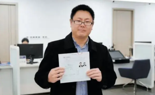 张立齐被废止台身份呛“大陆比台湾更民主”绿蛙叫嚣：别回台用健保台陆委