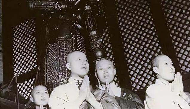 民国初年，一位江南名妓来到尼姑庵，苦苦哀求住持收留，没想到，这个名妓竟然凭借一己