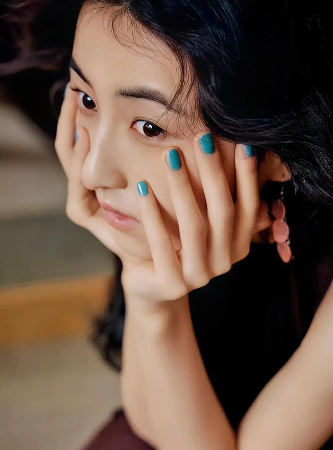 #张子枫#张子枫这反差感也太绝了吧！清秀脸蛋还是记忆中邻家妹妹的温柔模样，可当