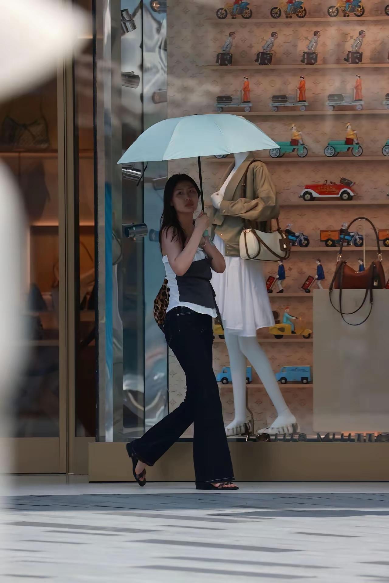 所谓的街拍，基本就是在美女扎堆的大都市街头，选择一个合适的机位，接着就是守株待兔