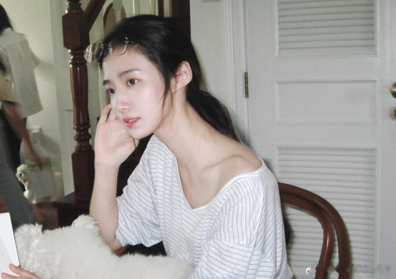 卢昱晓还蛮会营业的，清冷高智韩系风最适合她