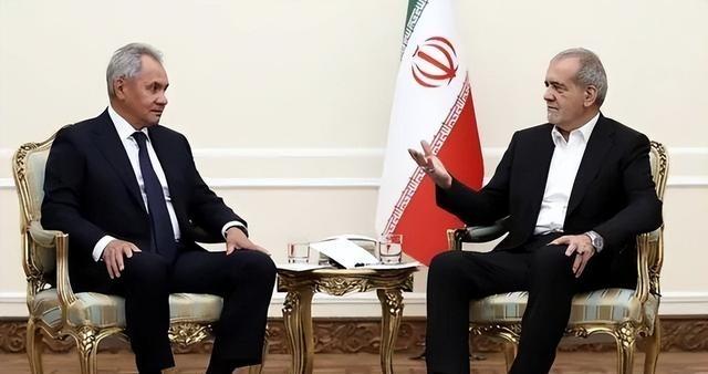 看到伊朗今天的艰难处境，不由得想起五十多年前的中国，那时候中国遭到美国和苏联两大