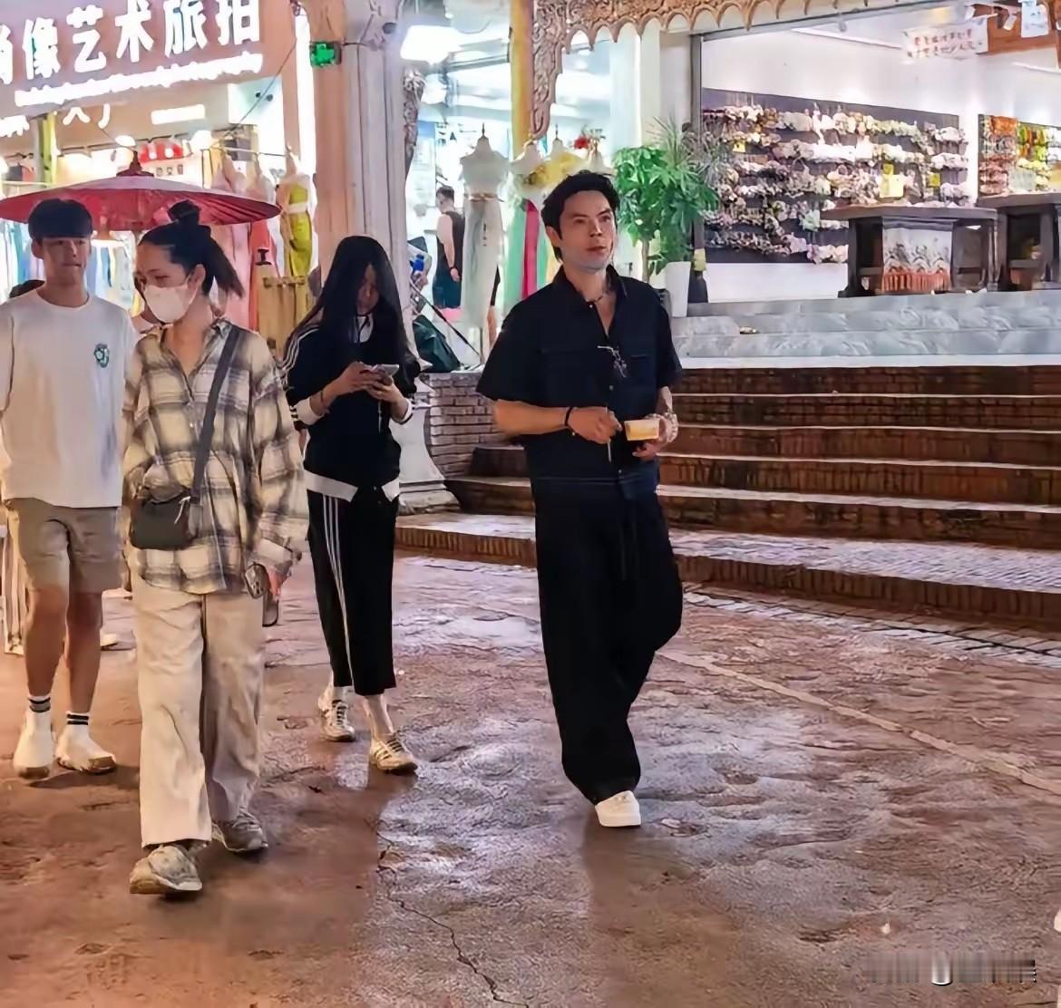 向佐与郭碧婷去旅游啦！6月25日，有网友在云南偶遇了向佐和郭碧婷，不仅是他们