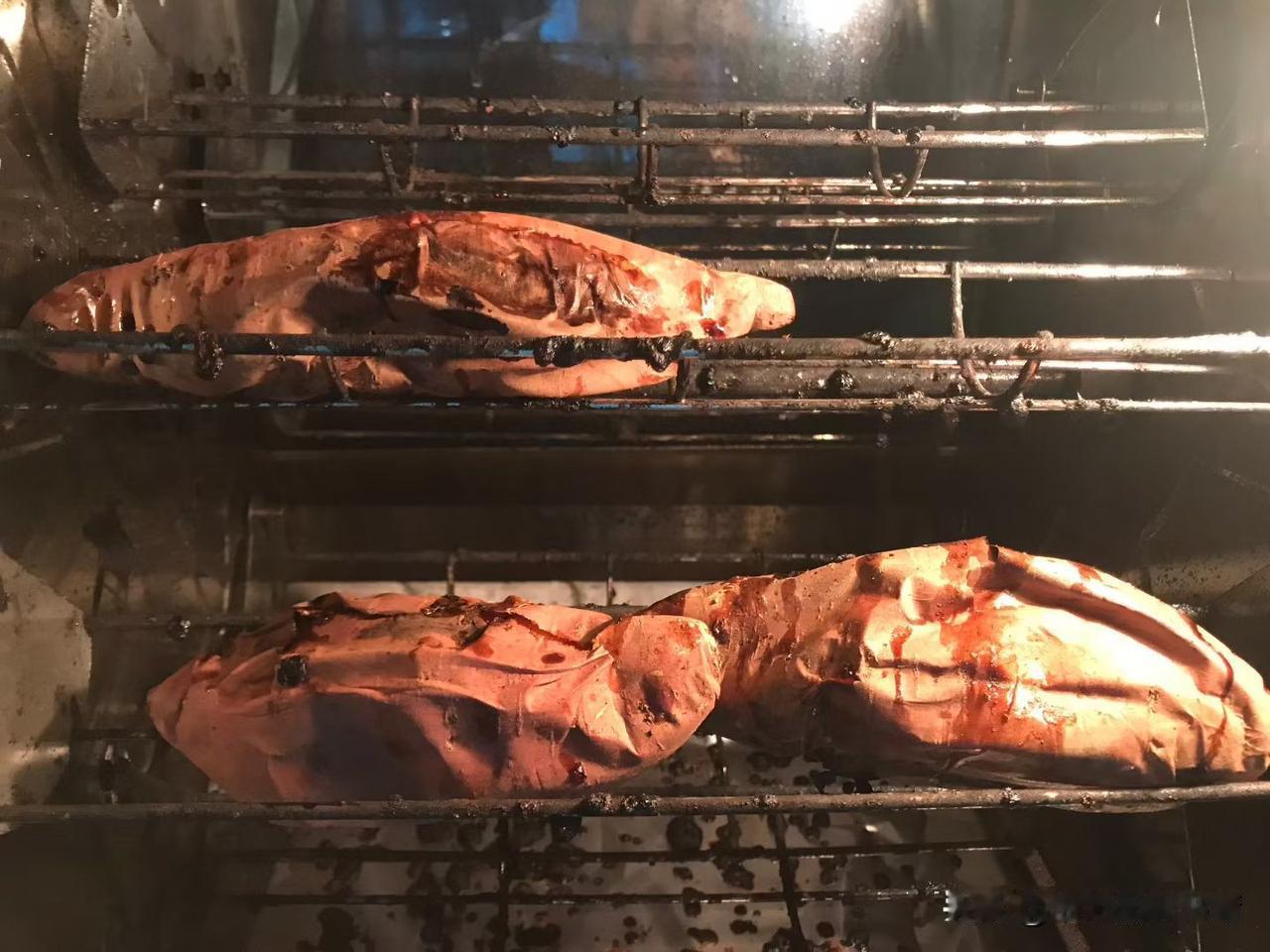 “救命！路过烤地瓜摊直接走不动道，冬天的烤地瓜是偷了蜜罐吧？刚从烤箱扒拉出来那俩