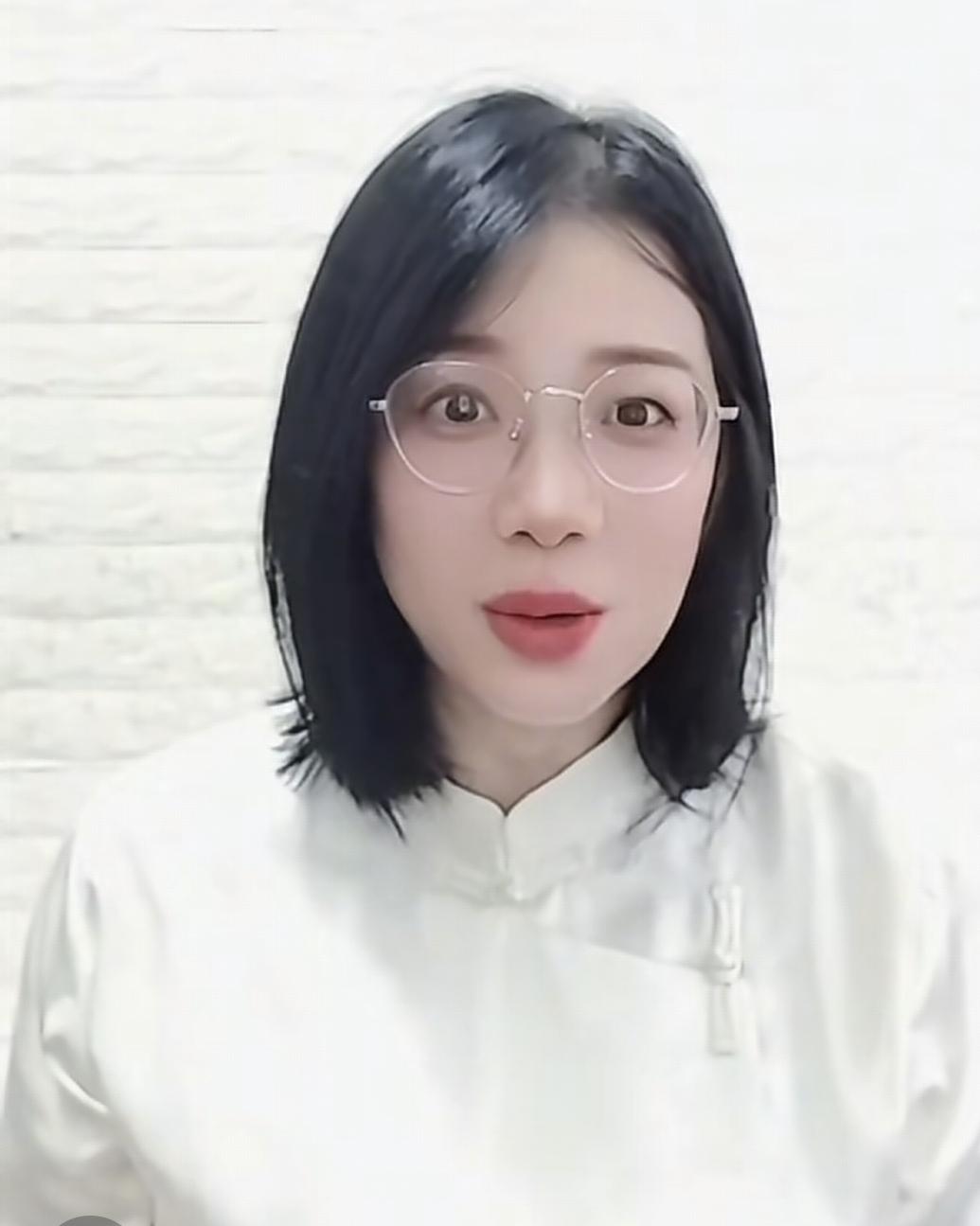 家人们姐姐们，早上好！昨天姗姗看到很多消息都在说东篱老师的事情，我也特别高兴，还