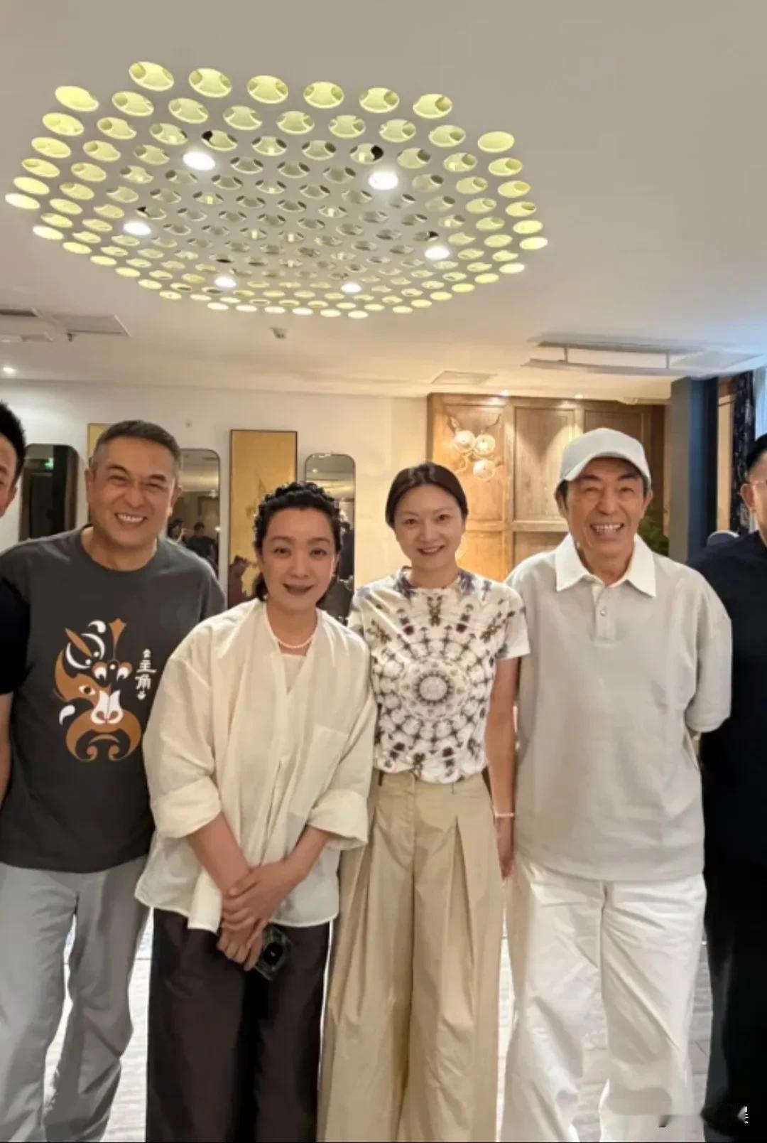 这是什么神奇的缘分，张艺谋带着老婆陈婷和张嘉译夫妻俩同框了！电视剧《主角》团队