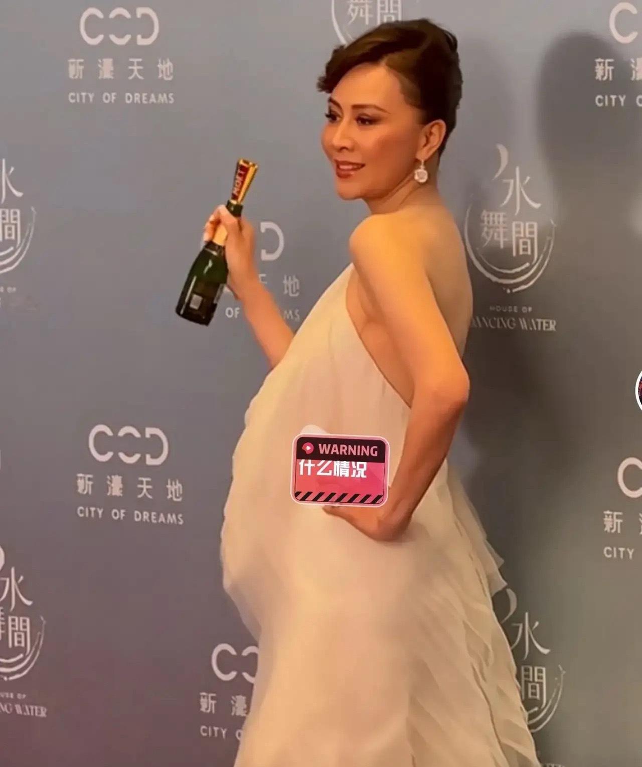 这衣服显得刘嘉玲像怀孕了，说起来她今年已经六十多了呀，如果想生小孩也不会选择这个