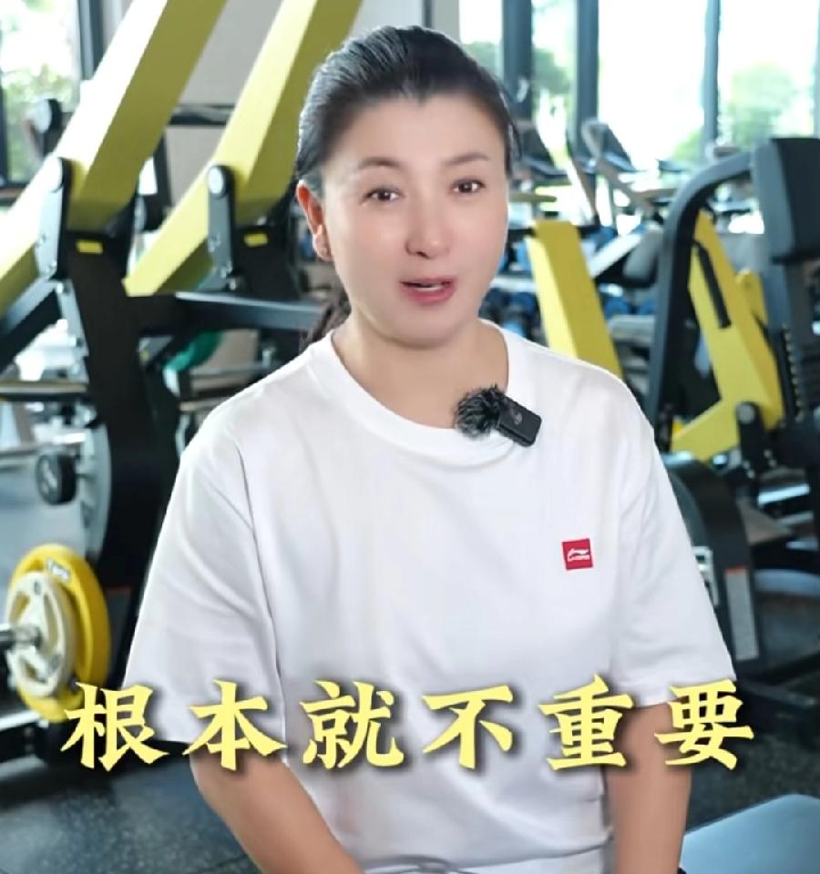 闫学晶回应最近哭穷质疑，我不需要知道，因为他们根本就不重要！元旦当天，还发视频给