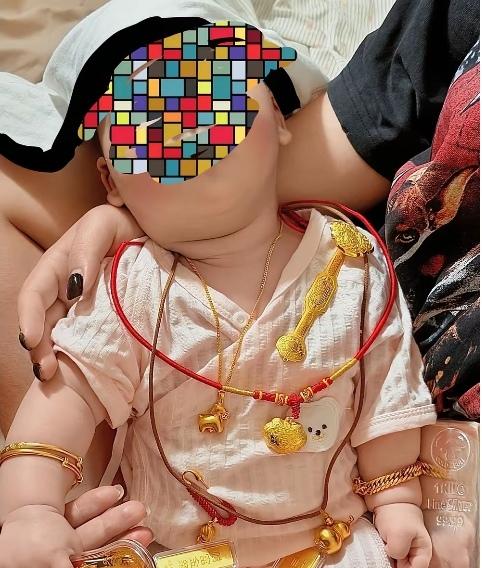 宝贝儿，你妈这是干嘛呢？这宝贝儿可能是过百岁吧！妈妈给孩子的摆拍