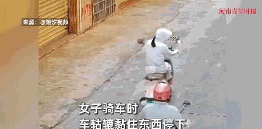 “防不胜防！”6月24日，海南，一女子在路上骑电动车时，突然发现车轮上粘了什么东