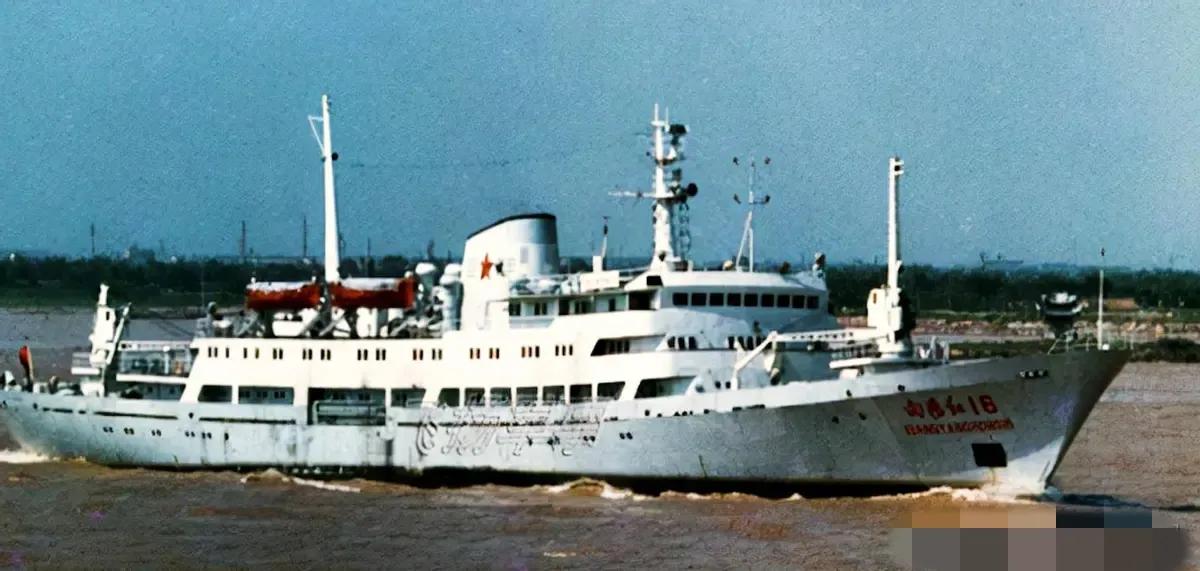 1993年，中国科考船遭韩国货轮暴力撞击，拦腰折断沉入大海，船内的107名科考人