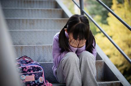 说个真事，我楼下有个小姑娘，小学时各方面都挺优秀了的，成绩好还懂礼貌，谁见了都夸