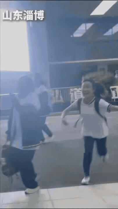 这下好了！不仅学校同学知道了，全网都知道了！山东淄博，一女生下午放学，在校门口