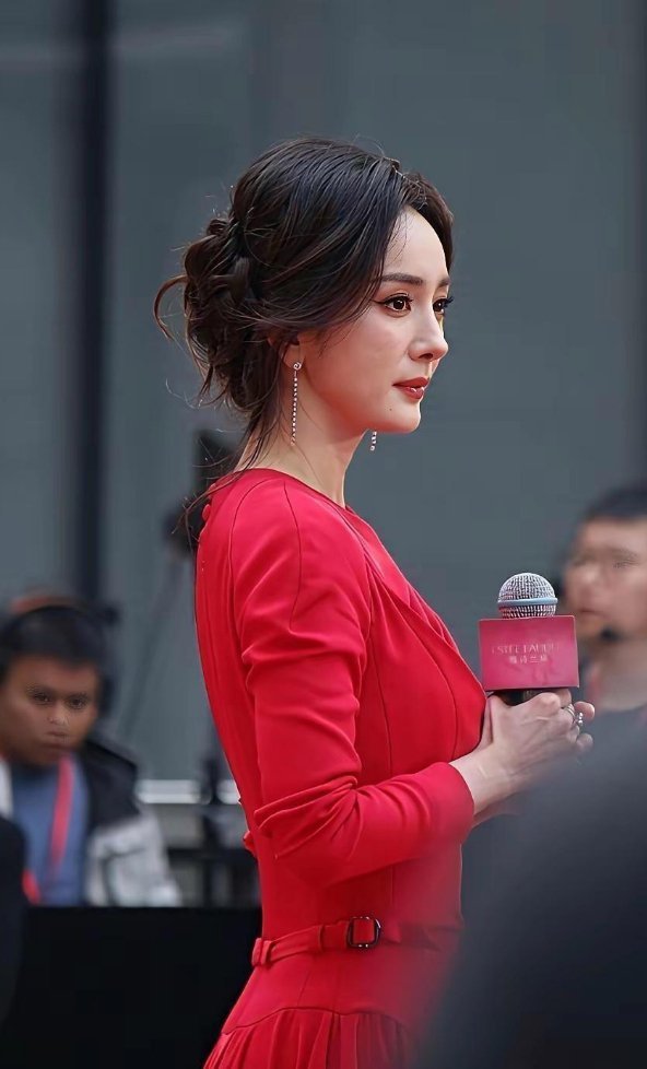 去掉精修图，杨幂﻿﻿‏的状‎﻿态一下子就看出﻿‎来了⁠，‎累的感觉遮都遮不住。
