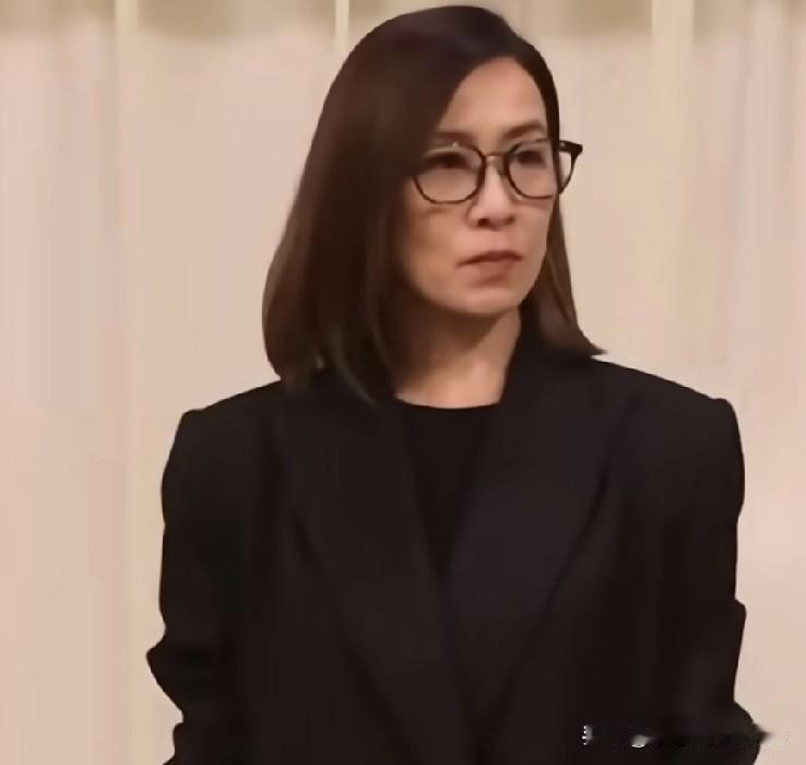 许绍雄追悼会上，香港女星们几乎全素颜出席，大方又得体。这状态也太能打了！