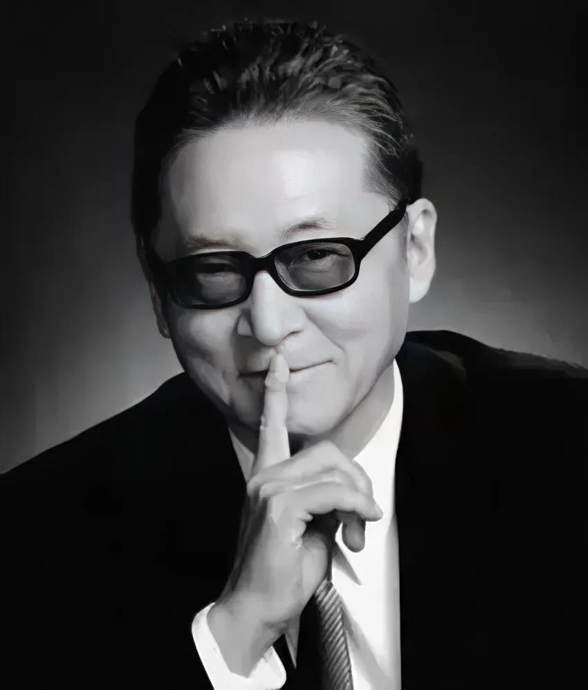 李敖曾说：​“不要崇拜任何人，绝大部分有头有脸的人，都是坏人，他们不坏，根