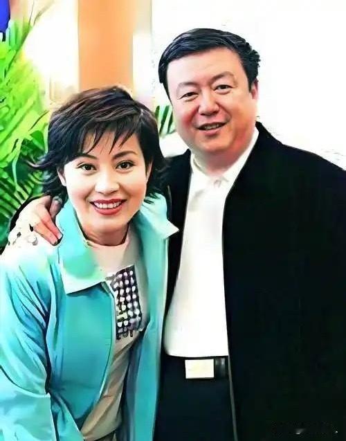 尤小刚拍了一辈子秘史剧，自己的感情史比剧本还精彩。第一任妻子田歌，北京台主持