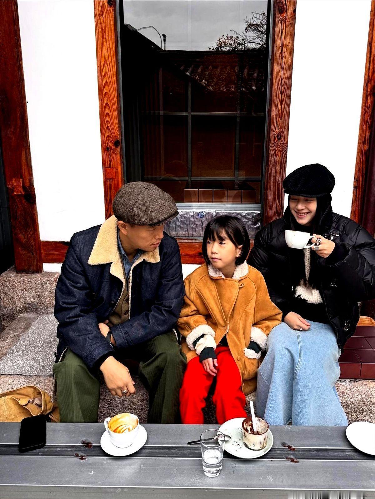 Gary儿子Hao的长发，比他爸还抢镜。歌手Gary在30号晒出家庭出游照，