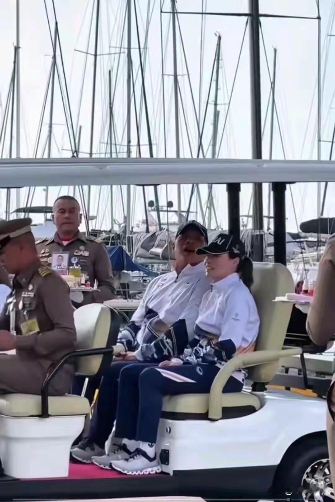 王与后的浪漫，吗哈.哇集拉隆功和苏提达穿着休闲“情侣装”共同出席活动，两人“无视