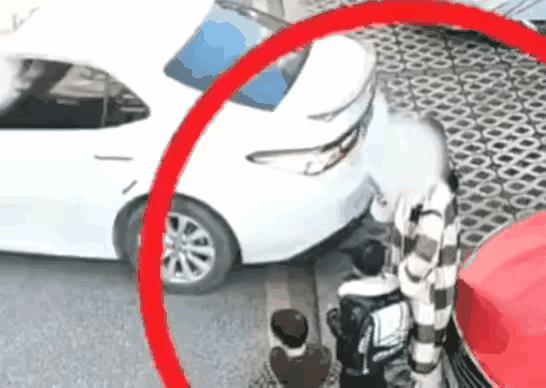 怨谁？本不该发生的车祸！却实实在在的发生了！其实，白车司机已经避让了，并将车退到