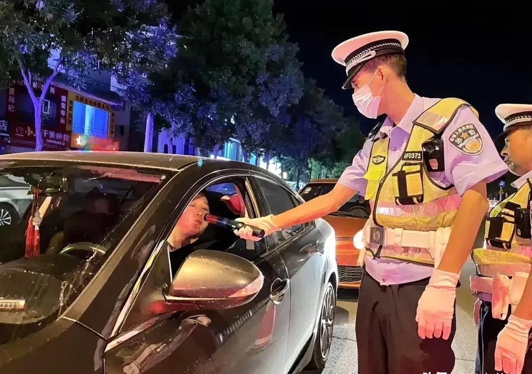 惊魂一夜！湖北一男子在自家卤肉店喝了2两白酒后，开车回家路上碰见查酒驾，瞬间慌神