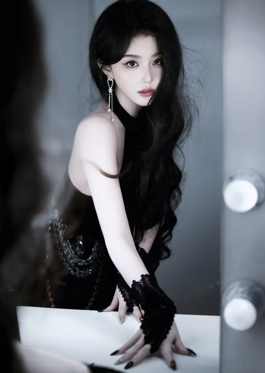 谁懂！孔雪儿露背裙装又飒又撩超养眼