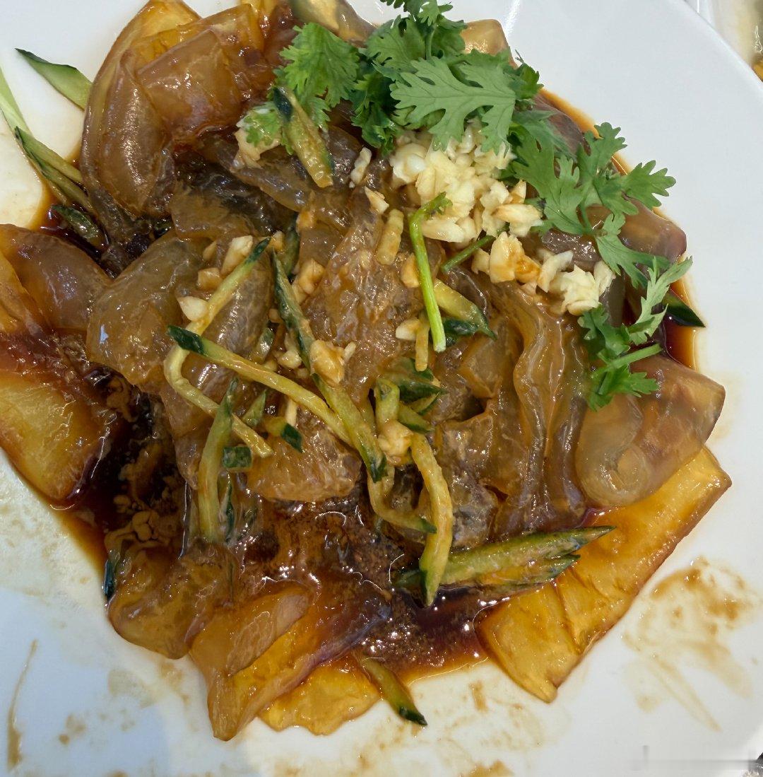 东北菜，烤冷面，锅包肉，沈阳鸡架，麻酱什么皮来着，吃着确实不错。不过两个人有点吃