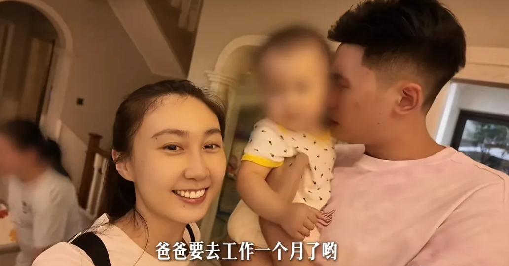 近日，水均益的女儿水亦诗把10个月大的女儿雪宝留给外婆和保姆照顾，自己买了张机票
