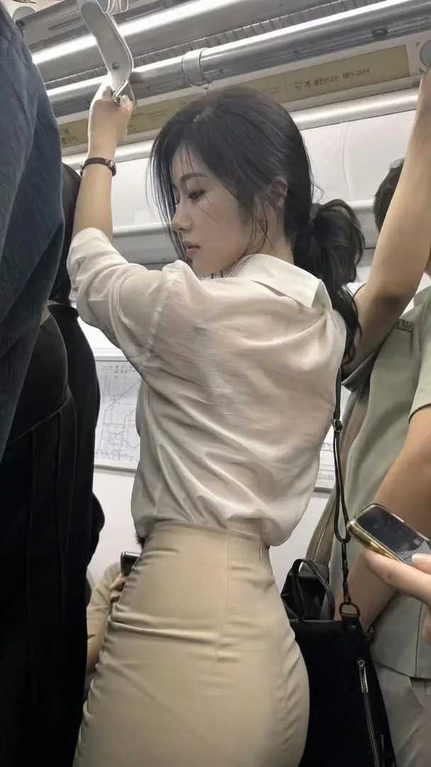 长这么漂亮怎么也挤地铁啊？