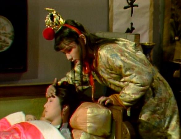 在八十回中，袭人已经取得了贾母、王夫人、宝钗的欣赏。这三个人，分别是袭人的太婆