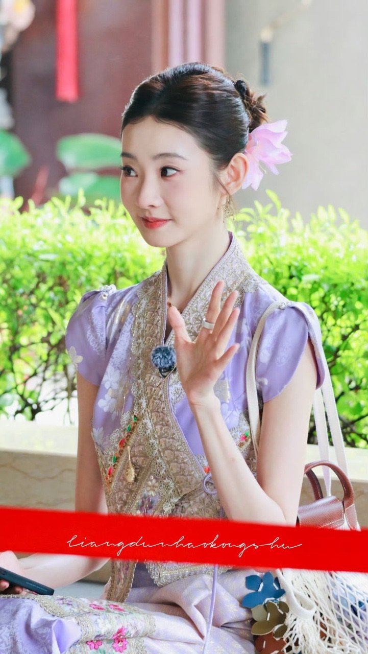 张艺凡傣服张艺凡紫色傣服温柔清丽的傣服凡凡