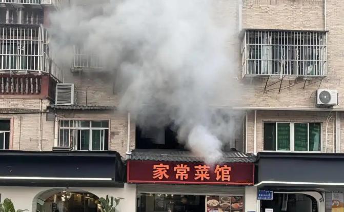 楼下餐馆的油烟，这回踢到铁板了。 居民投诉了多少年，整改了多少回，治标不治本