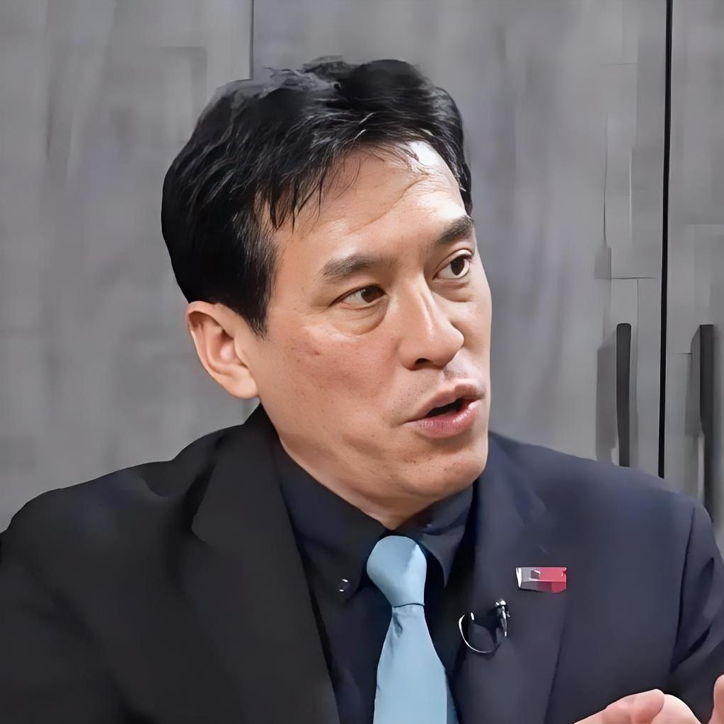 台湾所谓“媒体人”黄暐瀚脑子进水了吧？否则怎么会问出如此哭笑不得的问题！近日