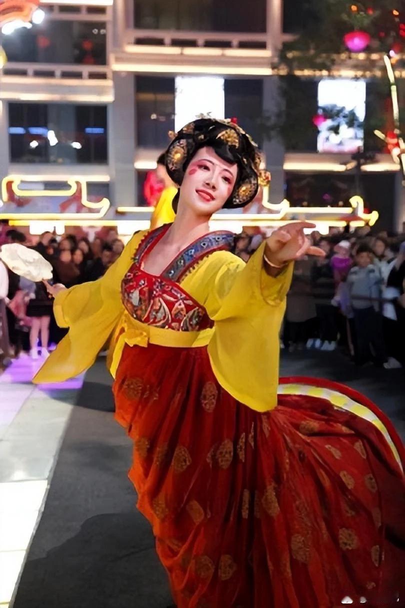 真是太傻了！当年爆火的不倒翁皮卡晨，巅峰时弃百万月入结婚生子，如今复出难回巅峰