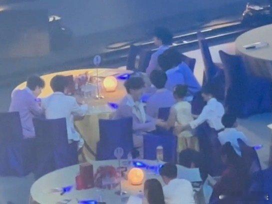 小酒窝找宋亚轩握手小酒窝让佟丽娅带她去找宋亚轩打招呼握手，两个萌物太可爱了[赢牛
