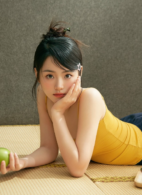 邹梓越小清新私服，穿柚色小吊带的“小吃货”​​​