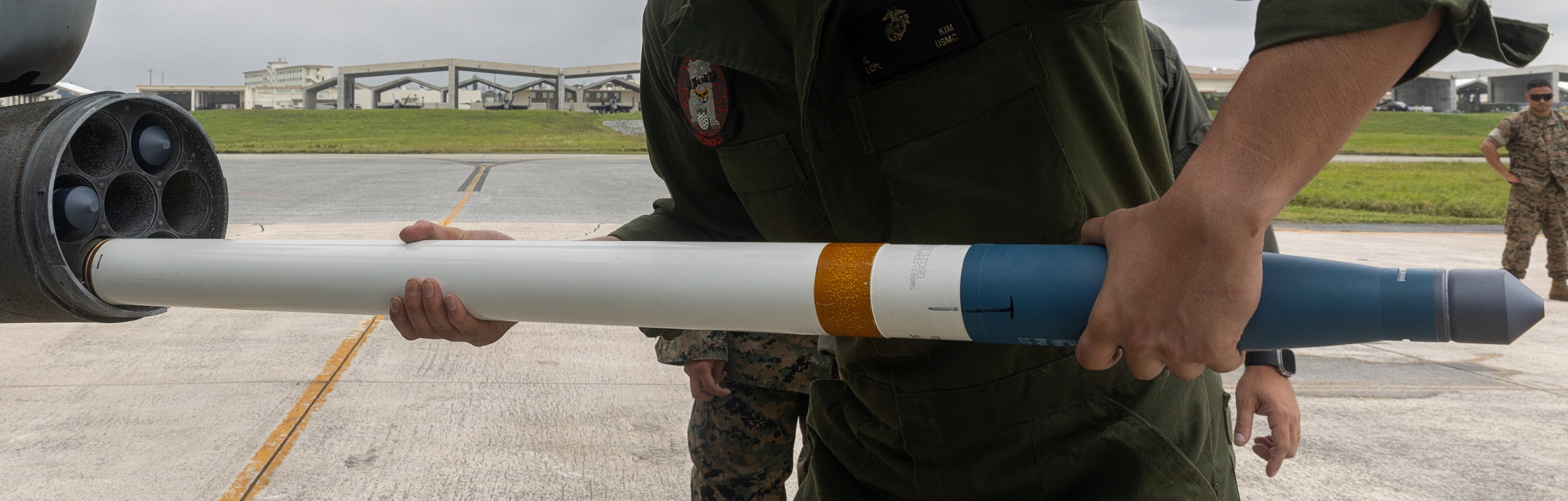 高分辨率图像九头蛇70mm火箭配备MK66mod4发动机，双基推进剂，燃烧1