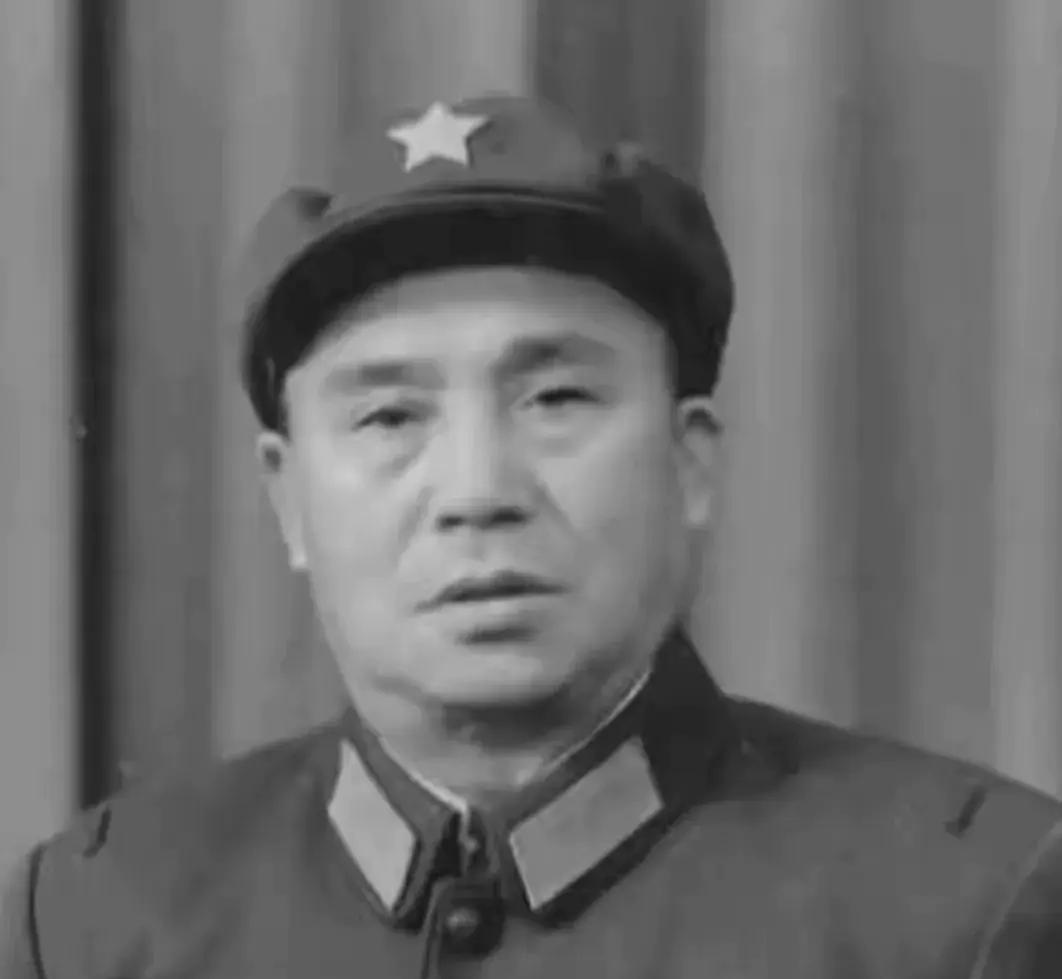 1947年，四野一位师长娶了牺牲战友的遗孀。新婚夜，他没碰新娘，反而对着她提了个