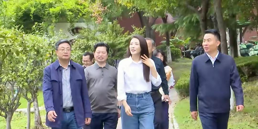 曾黎回中学母校给恩师送花，慈祥的老师害羞的扭头，画面太温馨了……曾黎穿了一件白