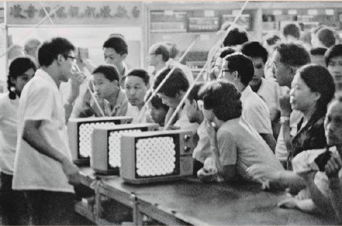 当年国营商店里的电视机柜台，生意好得很。