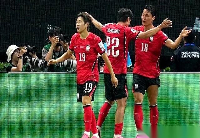 韩国队这回真玩砸了。号称史上最强的“黄金一代”，踢个公认的“福利小组”，结果小