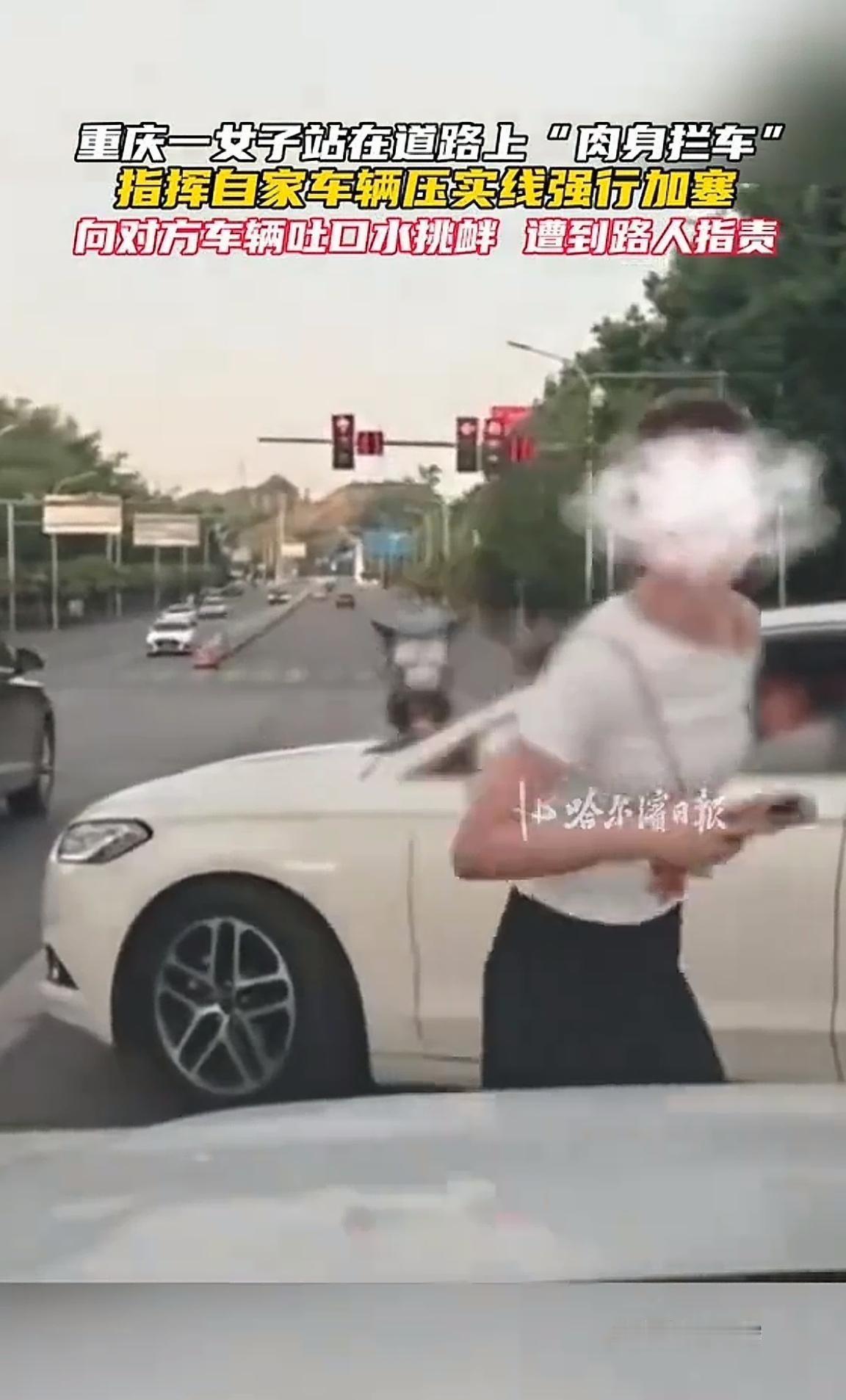 最新好消息，嚣张跋扈的“口水堵车女”被行政拘留了，而且她老公也因实线变道加塞通行