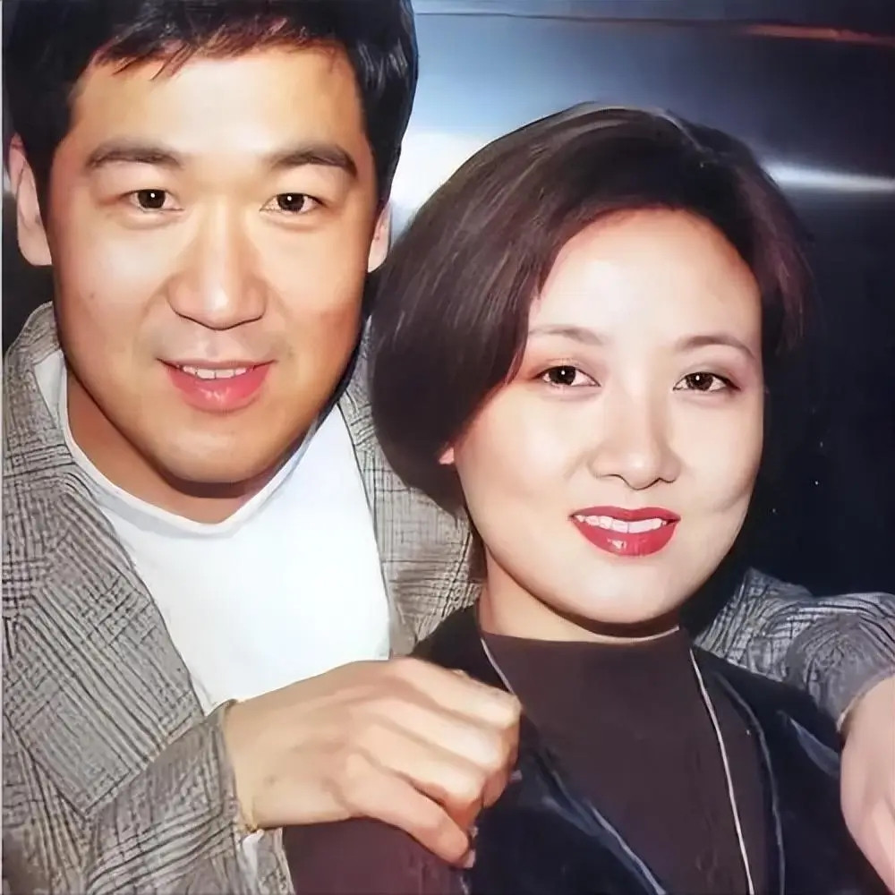 1991年，邓婕对张国立说：“我们要个孩子吧。”张国立看了眼9岁大的亲儿子张默，
