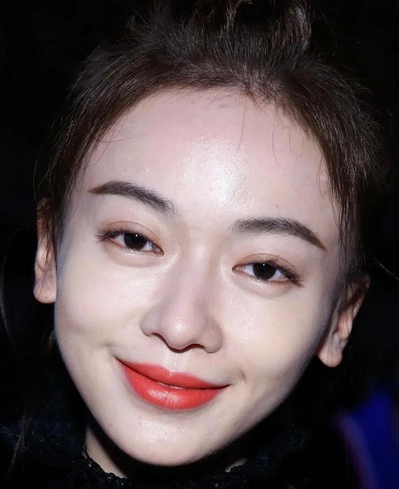 吴谨言怼脸拍生图，皮肤状态挺好的，但真不觉得她漂亮。#吴谨言#