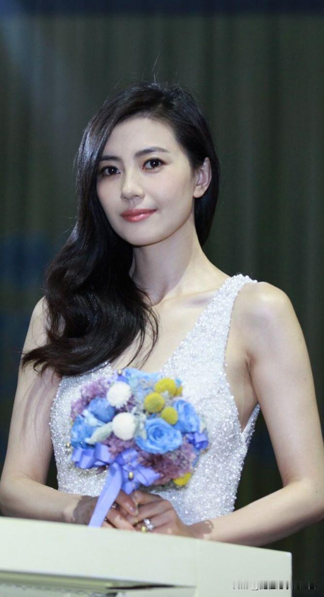 高圆圆不愧是全世界男人都想娶回家的女人，五官是360度无死角的美，不仅人好看，身