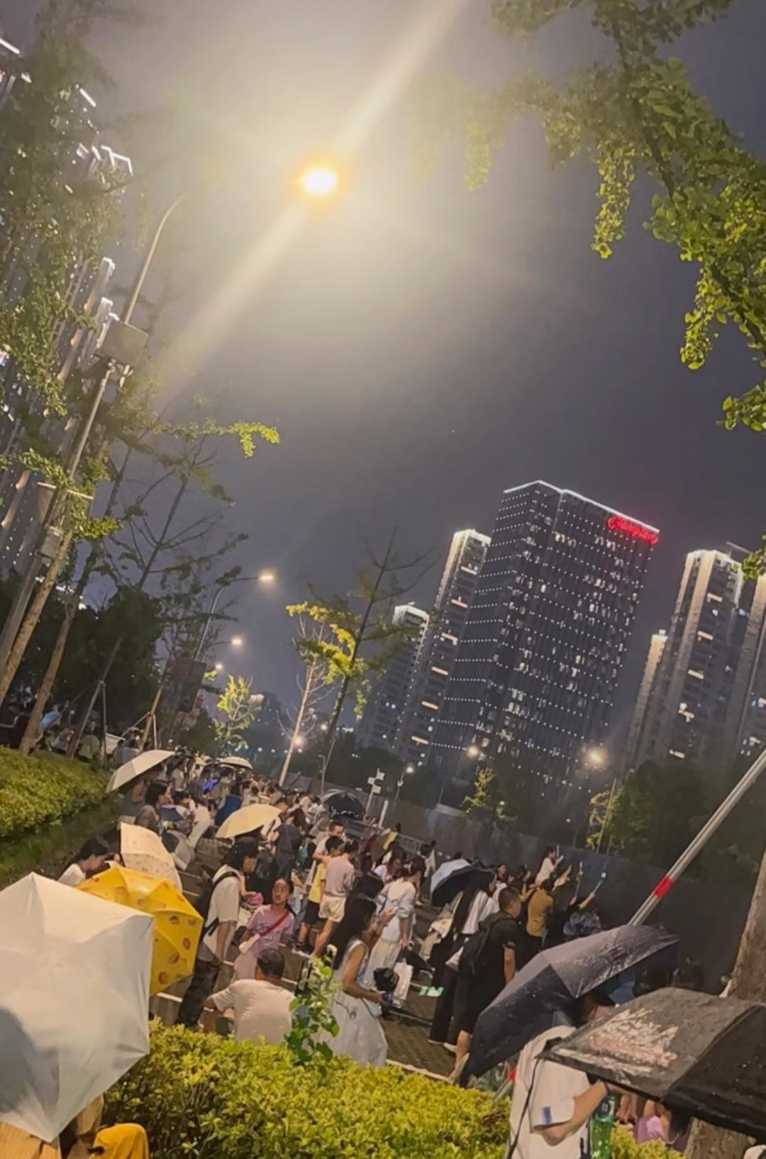 周深杭州演唱会数据来了！两场9.6万余人！一场4.8万余人！不但场内满满当当