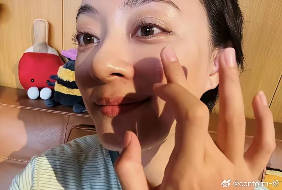 都在羡慕孙俪有女儿给她化妆，难道就我一个人羡慕孙俪的状态吗？孙俪都43岁了，状态